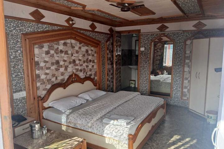 Room 4 of 11