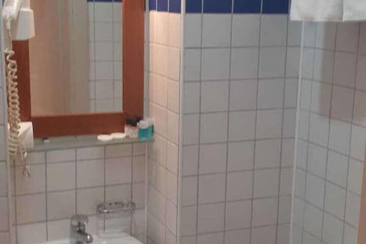 Room 12 of 18