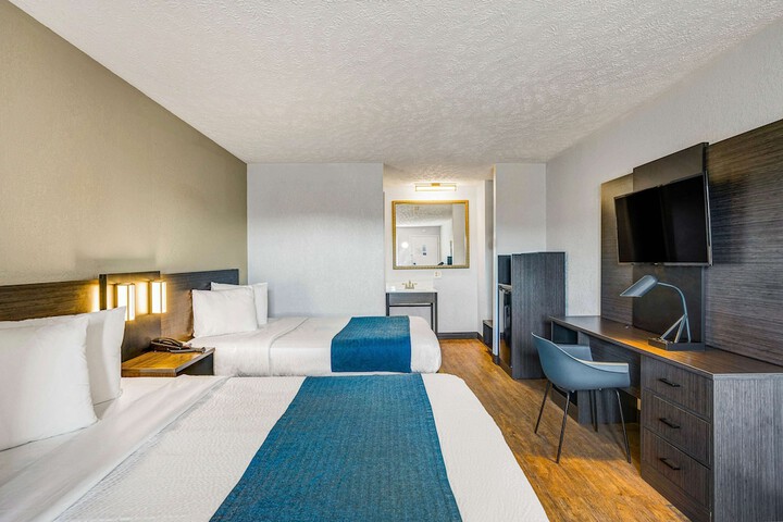 1 Queen Bed Micfridge (1 of 15)