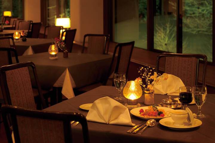 Dining 37 of 52