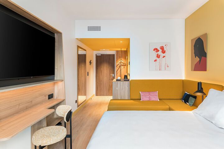 Room 3 of 62