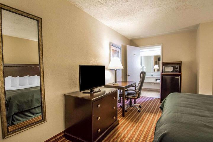 1 King Bed (6 of 9)