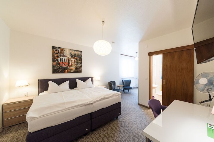 Room 34 of 90
