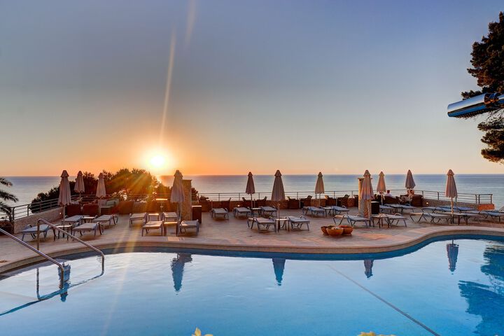 Hotel Pool