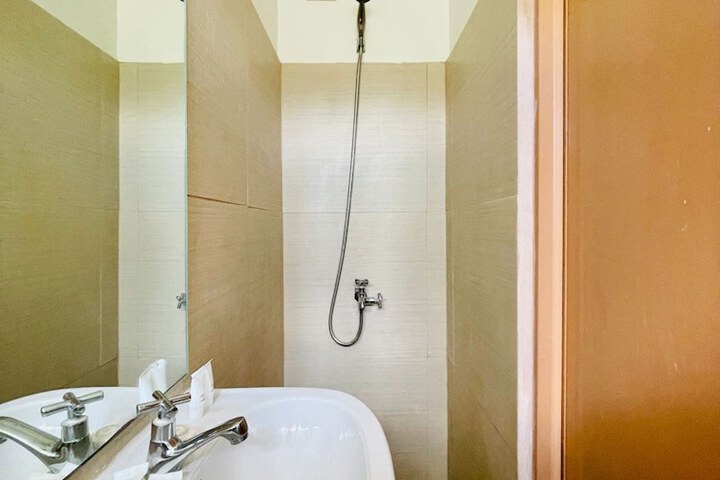 Room 6 of 8