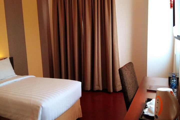 Room 9 of 32