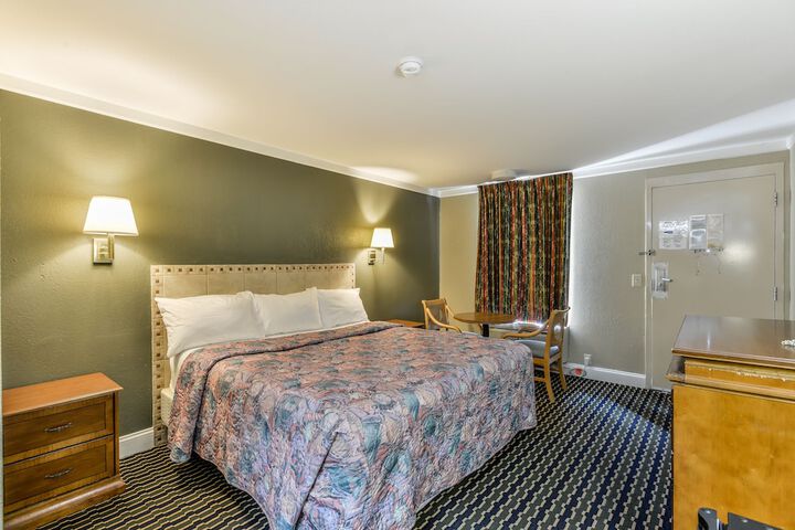 1 King Bed (4 of 4)