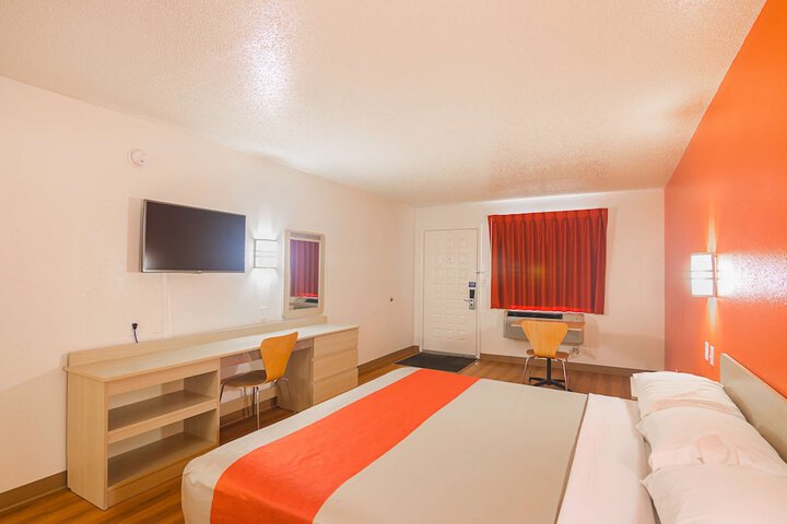 Room 9 of 32