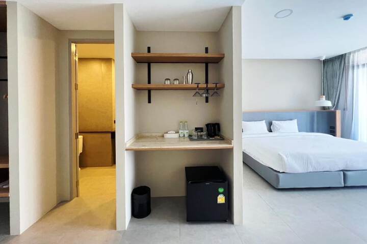 Room 4 of 16