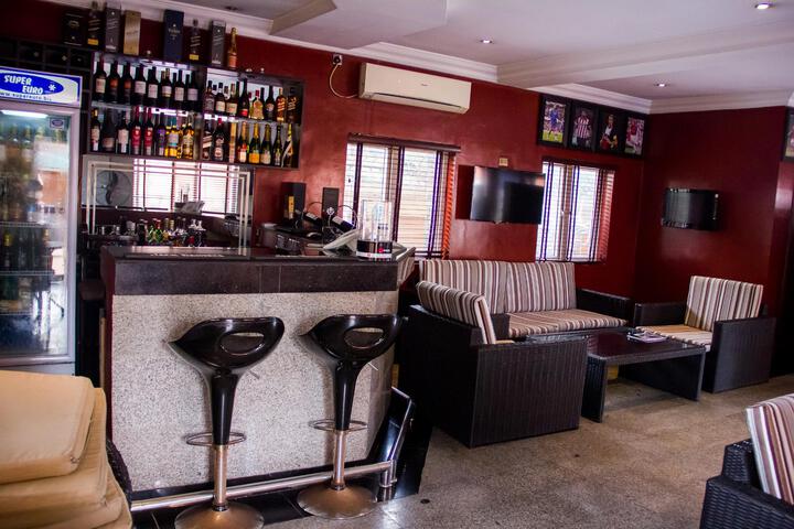 Lounge 13 of 18