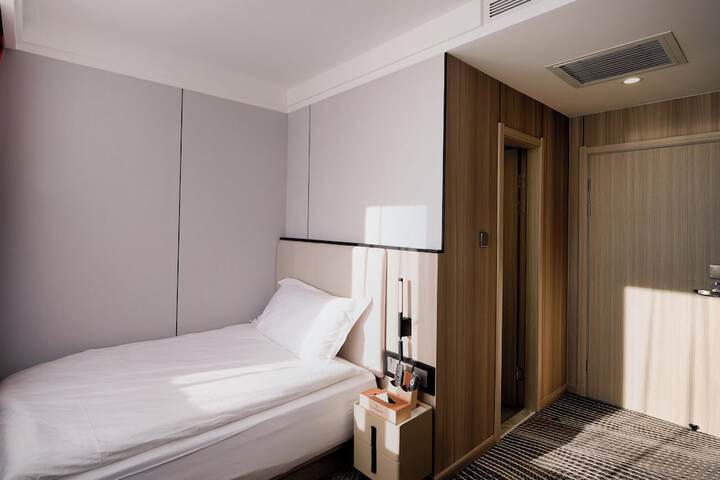 Room 5 of 9