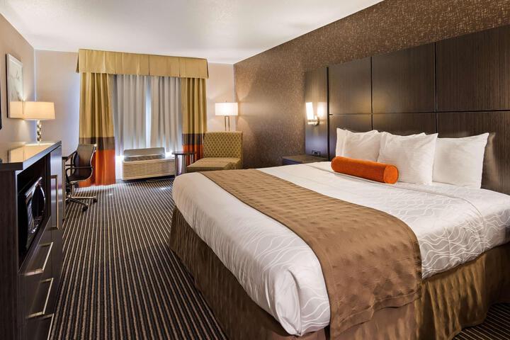 1 King Bed Microwave and Refrigerator WiFi Full Breakfast (2 of 15)