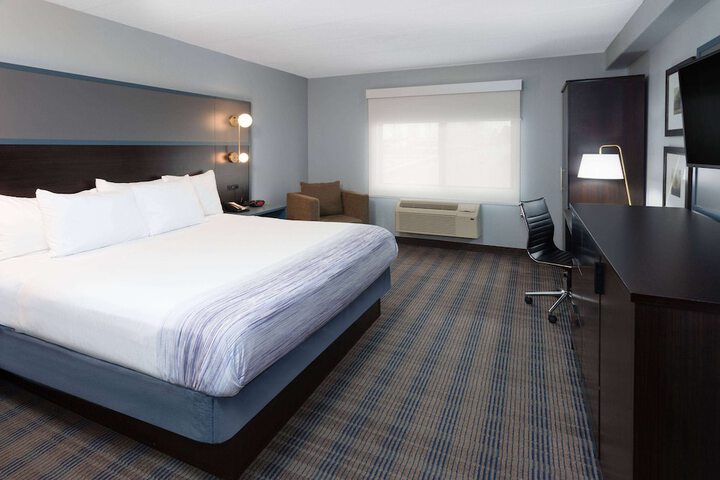 1 King Bed (9 of 23)