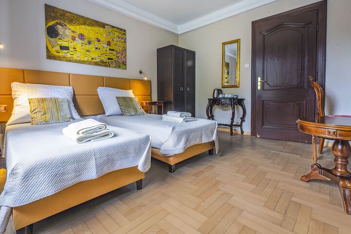 Room 103 of 168