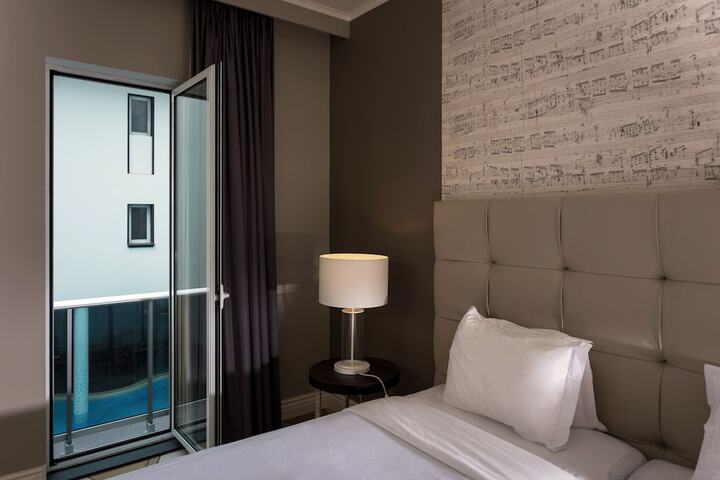 Room 32 of 117