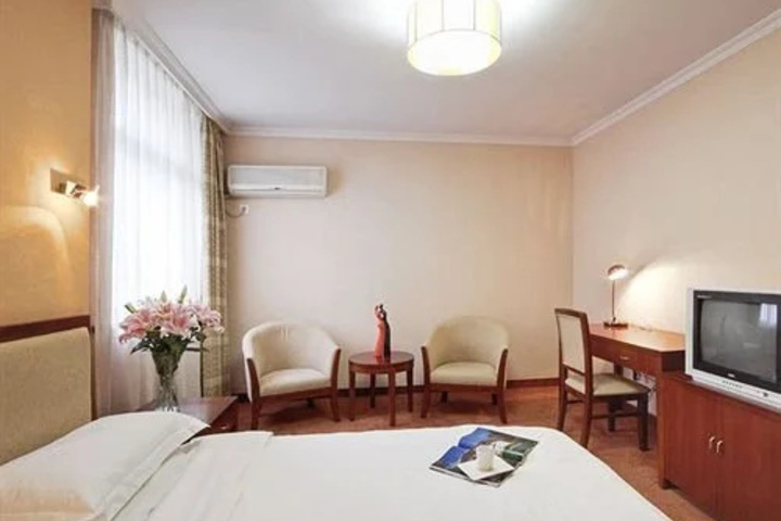 Room 4 of 10