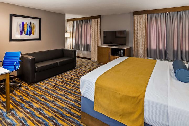 1 King Bed Microwave, Refrigerator High Speed Internet Accessible Full Breakfast (1 of 15)