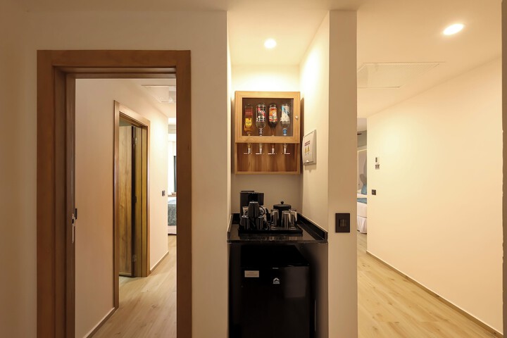 Room 27 of 223