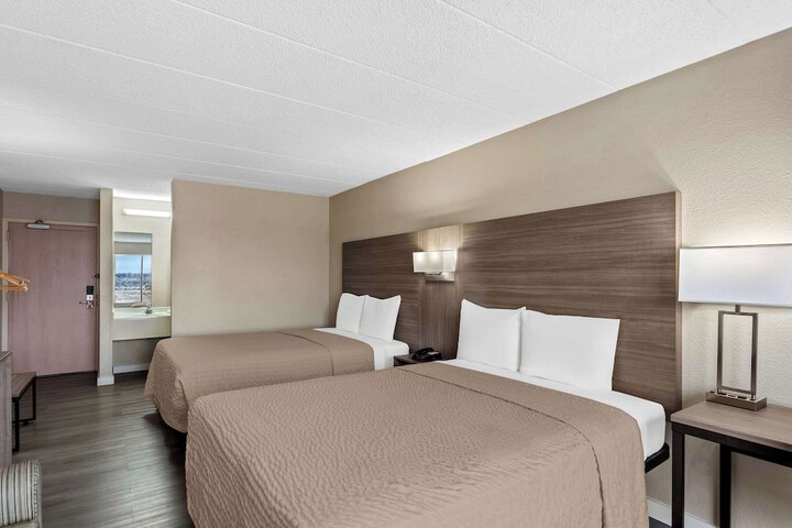 2 Queen Beds (9 of 10)