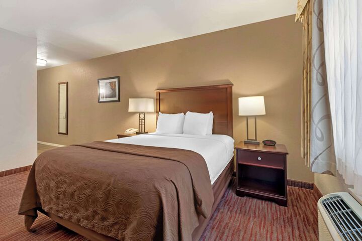 1 Double Bed High Speed Internet Accessible Microwave and Refrigerator, Coffee Maker, Hairdryer Shower Only Full Breakfast (3 of 5)