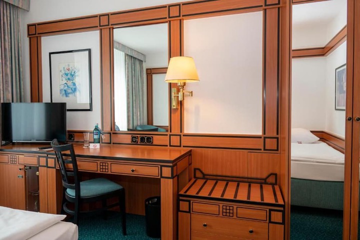 Room 35 of 76