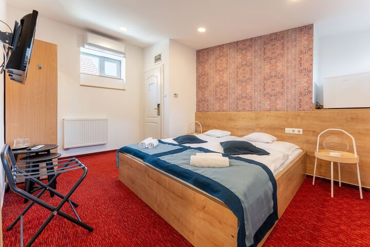 Room 32 of 82