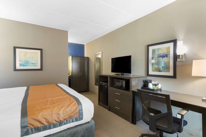 1 King Bed Exterior Entrance First Floor Microwave and Refrigerator WiFi Pet Friendly Room Full Breakfast (8 of 10)
