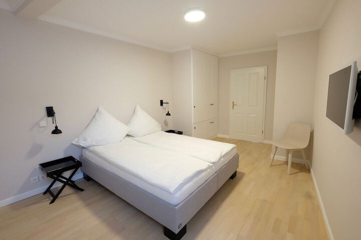 Room 10 of 32