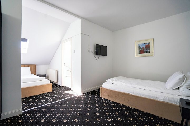 Room 4 of 40