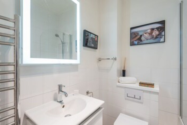 Room 4 of 27
