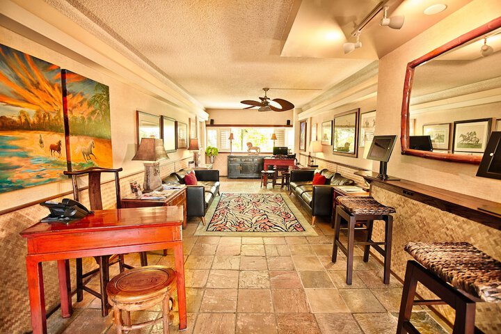 Lobby lounge
