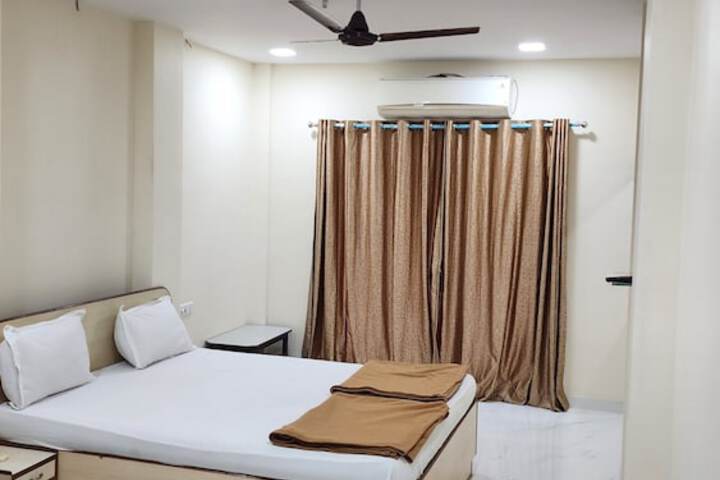 Room 6 of 9
