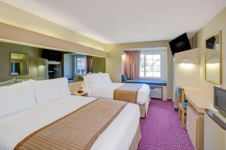 1 Queen Bed (3 of 10)