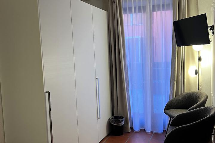 Room 11 of 39