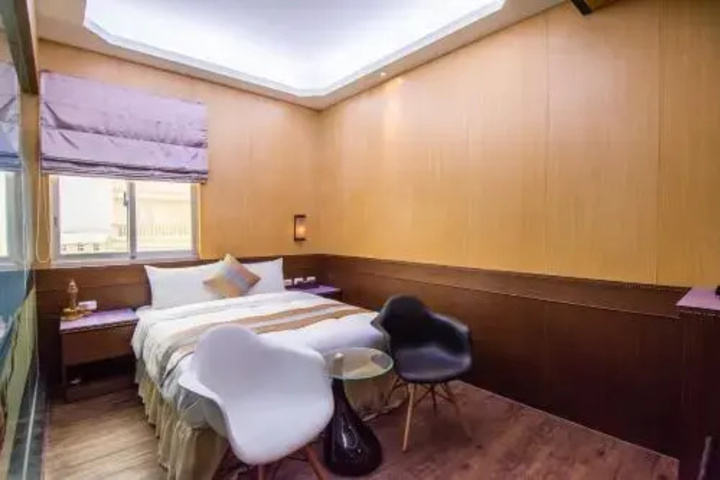 Room 6 of 9