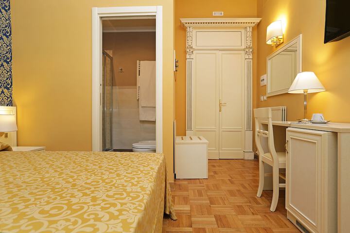 Room 6 of 37