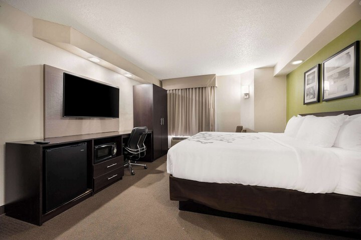 1 King Bed (6 of 6)