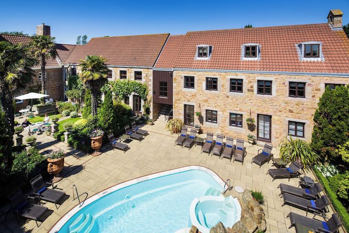 Hotel Pool