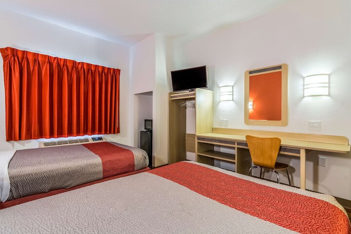 Room 18 of 38