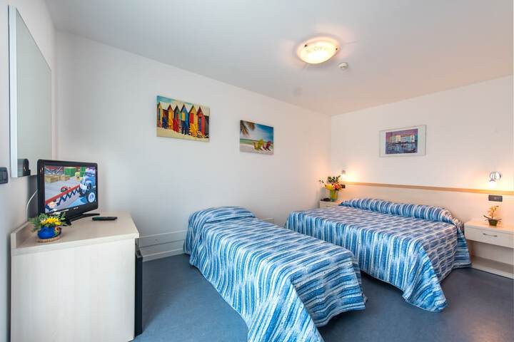 Room 6 of 33