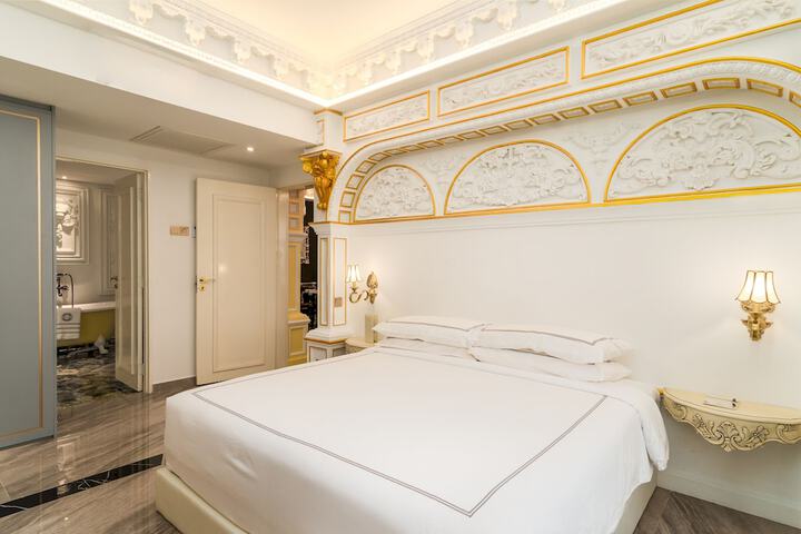 Room 73 of 195