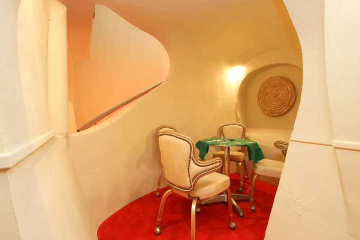 Room 8 of 14
