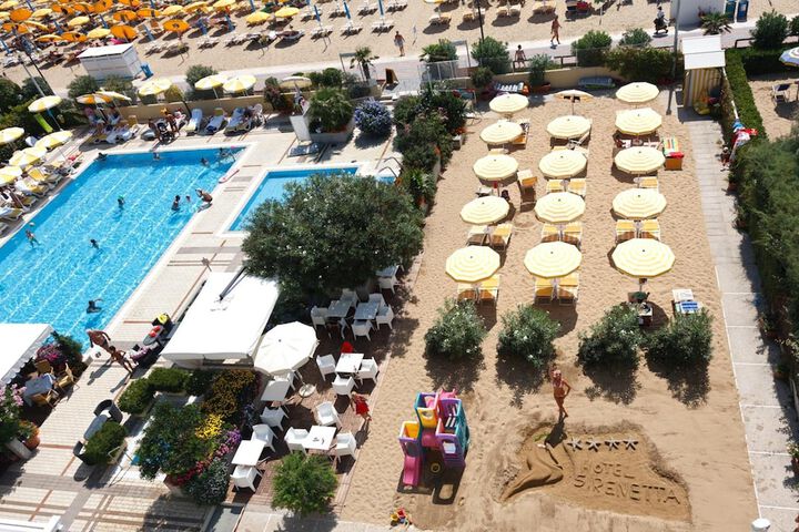 Hotel Pool