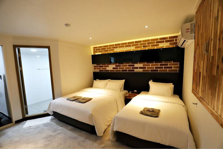 Room 11 of 27