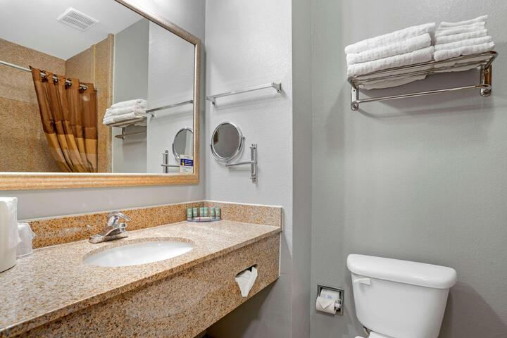 Suite 1 King Bed 2nd Bd Sofa Mini Suite Jet Tub Microfridge Full Breakfast (3 of 7)