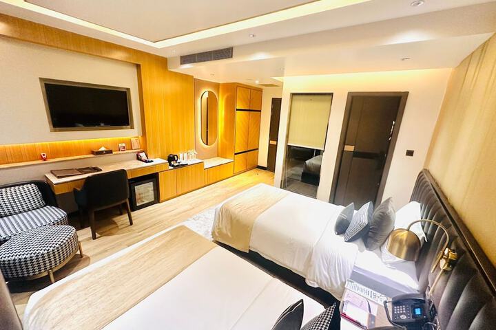 Room 33 of 62