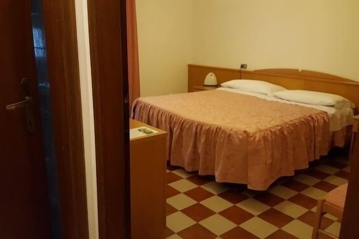 Room 11 of 42