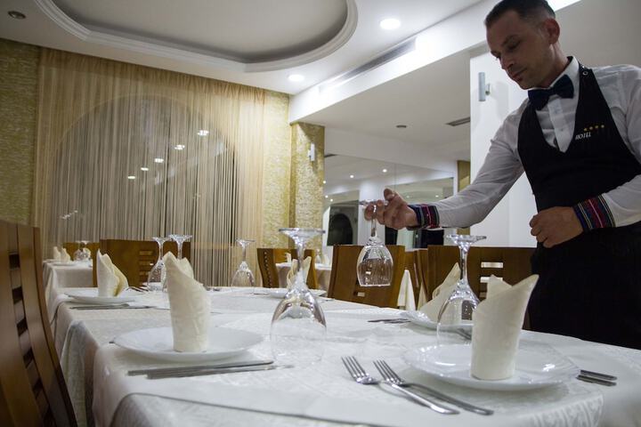 Dining 35 of 56