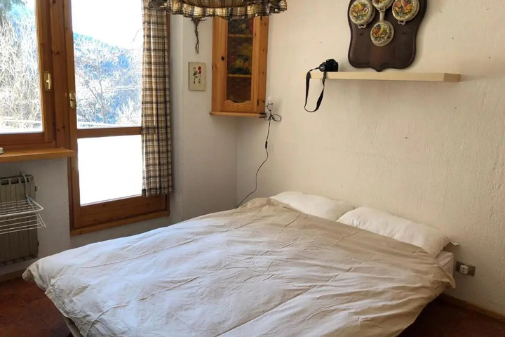 Room 5 of 8