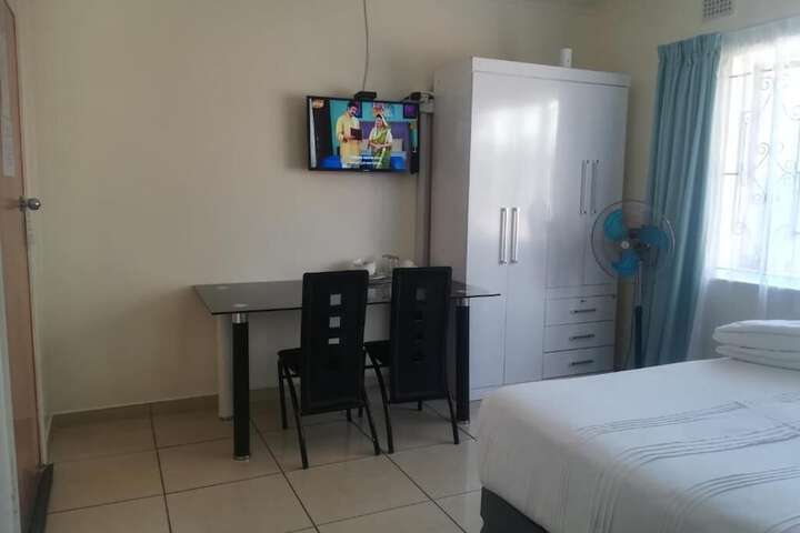Room 10 of 25